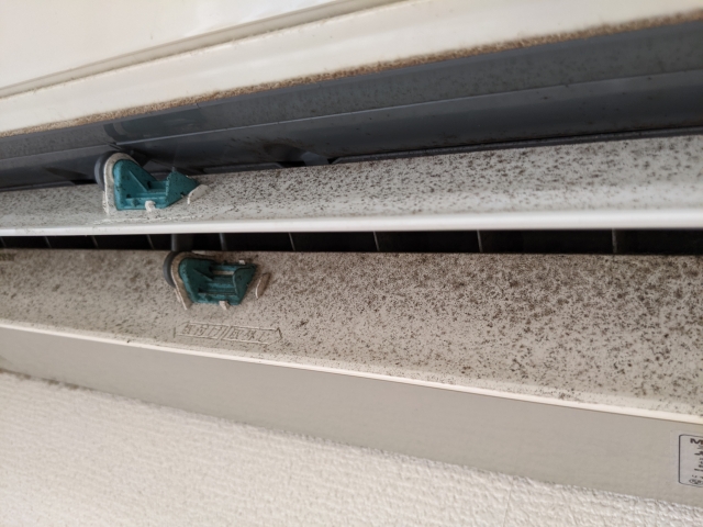 吹き出し口に見える「黒い点」の正体は?家族の健康を守るためのサイン