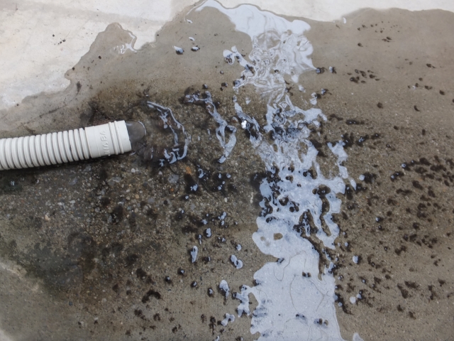 室内機からポタポタ…水漏れの正体は「意外なアイツ」かもしれません